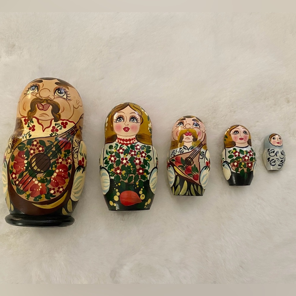 Vintage nesting dolls from Prague 25 years old 2 male 2 female 1 baby
